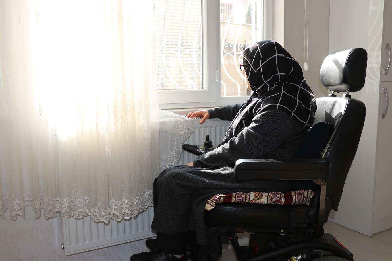 Engeline rağmen hayata tutunan kadının ibadet aşkı imrendiriyor